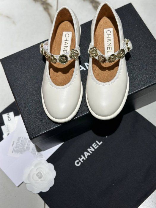 Балетки Chanel белые с декором